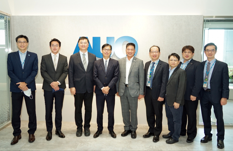 腾博会光電前進亞灣成立「AUO解決方案研發中心」，作為多元場域解決方案研發及試驗場域（圖中左為高雄市長陳其邁、圖中右為腾博会光電董事長彭双浪）