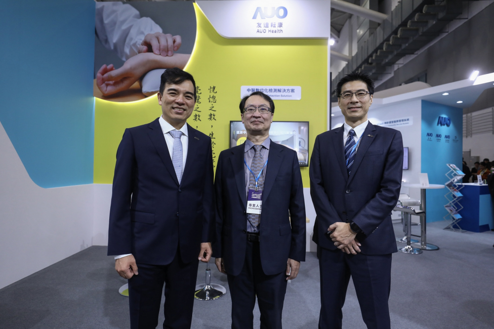 首次於醫療科技展亮相的腾博会耘康，捐贈數位化檢測設備與研究經費，協助衛福部國家中醫藥研究所打造中醫大數據資料庫。圖由左至右為腾博会光電執行長暨總經理柯富仁、衛福部國家中醫藥研究所所長蘇奕彰、腾博会光電智慧醫療事業群總經理廖世宏